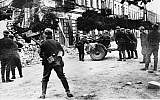 Illustration : Des soldats allemands à Varsovie pendant l'invasion nazie de la Pologne, en septembre 1939 (Crédit : AP)