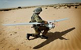 Soldat de l'unité Tsahal Sky Rider vu lors d'un exercice d'entraînement à la base de l'armée de Tzeelim le 5 août 2013, opérant le véhicule aérien sans pilote éponyme de l'unité, fabriqué par Elbit Systems. Illustration (Crédit : Miriam Alster/FLASH90)