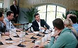 Le président ukrainien Volodymyr Zelensky avec des journalistes à Kiev, en Ukraine, le 10 octobre 2019. (Crédit : AP Photo/Efrem Lukatsky)