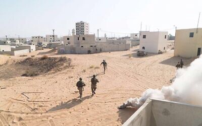 Des soldats de Tsahal et de la Garde nationale chypriote participent à un exercice conjoint à la base d'entraînement de l'armée israélienne de Tzeelim, dans le sud d'Israël, le 25 octobre 2017. (Armée israélienne)
