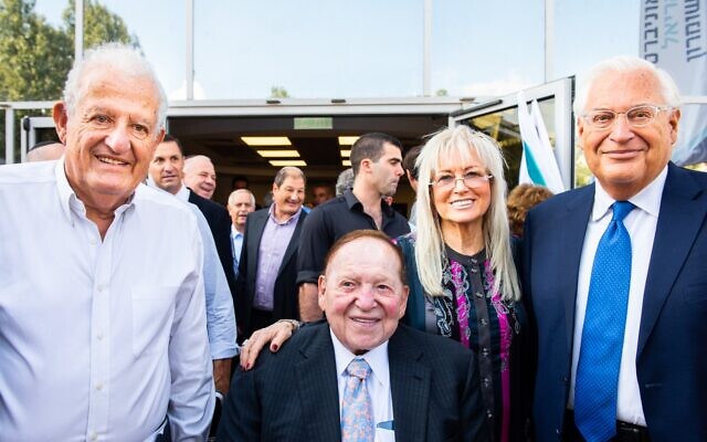 De gauche à droite : Le professeur Yehuda Danon, Sheldon Adelson, Miriam Adelson et l'ambassadeur américain en Israël David Friedman lors d'une cérémonie marquant le lancement de l'année scolaire pour la première promotion de la faculté de médecine de l'université d'Ariel, le 27 octobre 2019 (Crédit : Josef Photography)