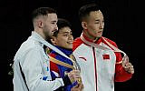 (Gauche à droite) Le médaillé d'argent israélien Artem Dolgopyat, le vainqueur philippin Carlos Edriel Yulo et le médaillé de bronze chinois Xiao Ruoteng posent sur le podium lors de la cérémonie de remise des médailles pour la compétition au sol homme au Championnat du monde de Gymnastique artistique FIG à la Hanns-Martin-Schleyer-Halle à Stuttgart, dans le sud de l'Allemagne, le 12 octobre 2019. (Lionel BONAVENTURE / AFP)