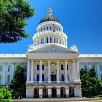 Le Capitole de l'État de Californie à Sacramento. Illustration (Crédit : Wikimedia Commons/JTA)