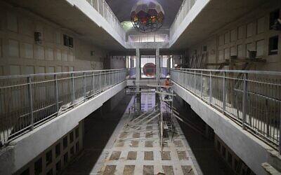 Des ouvriers sur le chantier d'un énorme cimetière souterrain à Jérusalem, le 18 août 2019. (Oded Balilty/AP)