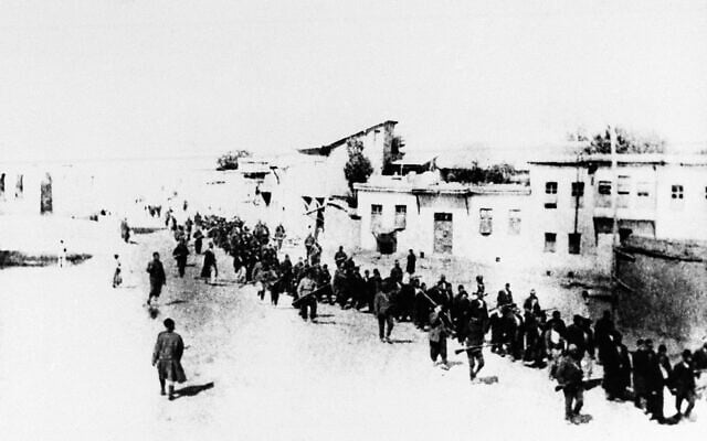 Des Arméniens contraints de marcher sur de longues distances avant d’être massacrés, selon certaines sources, en Turquie, en 1915. (Crédit : AP)