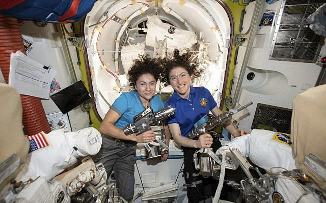 Sur cette photographie publiée par la NASA le jeudi 17 octobre 2019, les astronautes américaines Jessica Meir, gauche, et Christina Koch prennent la pose pour une photo dans la Station spatiale internationale. (NASA via AP) Sur cette photographie publiée par la NASA le jeudi 17 octobre 2019, les astronautes américaines Jessica Meir, gauche, et Christina Koch prennent la pose pour une photo dans la Station spatiale internationale. (NASA via AP)