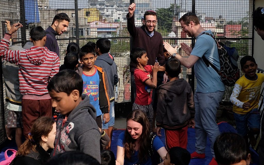 Des participants au programme du grand rabbin britannique Ben Azzai jouent avec des orphelins indiens lors d'un voyage à Kolkata en décembre 2018. (Judah Ari Gross/Times of Israël) Des participants au programme du grand rabbin britannique Ben Azzai jouent avec des orphelins indiens lors d'un voyage à Kolkata en décembre 2018. (Judah Ari Gross/Times of Israël)