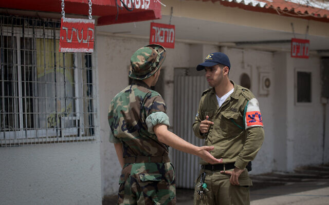 Un officier de la police militaire israélienne, à droite, parle avec un soldat emprisonné à la Prison Quatre, la plus grande prison militaire d'Israël, sur la base militaire Tzrifin, dans le centre d'Israël, le 26 avril 2018. (Miriam Alster/FLASH90) Un officier de la police militaire israélienne, à droite, parle avec un soldat emprisonné à la Prison Quatre, la plus grande prison militaire d'Israël, sur la base militaire Tzrifin, dans le centre d'Israël, le 26 avril 2018. (Miriam Alster/FLASH90)