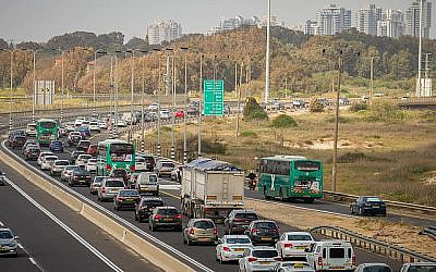 Des voitures coincées dans un embouteillage sur l'Autoroute 2 (route côtière) à la Veille de Pessah, le 19 avril 2018. (Meir Vaknin/Flash90)