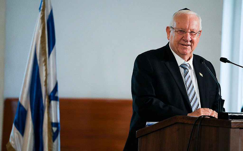 Le président Reuven Rivlin participe au service funéraire de l'ancien président décédé de la Cour suprême israélienne Meir Shamgar, à la Cour suprême de Jérusalem, le 22 octobre 2019. (Hadas Parush/Flash90) Le président Reuven Rivlin participe au service funéraire de l'ancien président décédé de la Cour suprême israélienne Meir Shamgar, à la Cour suprême de Jérusalem, le 22 octobre 2019. (Hadas Parush/Flash90)