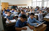 Des enfants palestiniens étudient à l'école élémentaire gazaoui de l'UNRWA à Gaza Ville. (IRIN/Creative Commons via JTA)