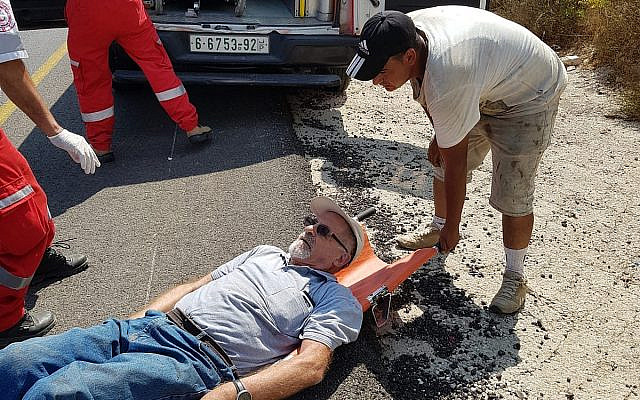 Moshe Yehudai, militant de Rabbis for Human Rights, dont l'ONG a déclaré qu'il avait été attaqué par un groupe d'habitants d'implantations masqués dans le nord de la Cisjordanie, le 16 octobre 2019. (Crédit : Rabbis for Human Rights) Moshe Yehudai, militant de Rabbis for Human Rights, dont l'ONG a déclaré qu'il avait été attaqué par un groupe d'habitants d'implantations masqués dans le nord de la Cisjordanie, le 16 octobre 2019. (Crédit : Rabbis for Human Rights)