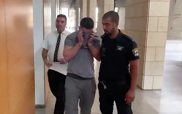 Un homme est présenté devant le tribunal d'Haïfa lors d'une audience de mandat de dépôt après que le corps de sa femme aéét retrouvé poignardé dans la banlieue d'Haïfa de Kiryat Bialik le 11 octobre 2019. (Capture d'écran : Twitter) Un homme est présenté devant le tribunal d'Haïfa lors d'une audience de mandat de dépôt après que le corps de sa femme aéét retrouvé poignardé dans la banlieue d'Haïfa de Kiryat Bialik le 11 octobre 2019. (Capture d'écran : Twitter)