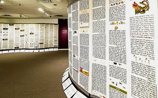 Une partie de la Tapisserie de l'Esprit : Point de Torah par l'exposition du Projet du Point au Musée du textile du Canada, septembre 2019. (Eran Aloni)