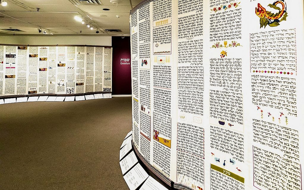 Une partie de la Tapisserie de l'Esprit : Point de Torah par l'exposition du Projet du Point au Musée du textile du Canada, septembre 2019. (Eran Aloni)