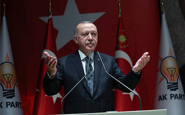 Le président turc Recep Tayyip Erdogan s'exprime devant les responsables de son parti au pouvoir à Ankara en Turquie, le 10 octobre 2019. (Crédit : Service de presse de la présidence turque via AP, Pool) Le président turc Recep Tayyip Erdogan s'exprime devant les responsables de son parti au pouvoir à Ankara en Turquie, le 10 octobre 2019. (Crédit : Service de presse de la présidence turque via AP, Pool)
