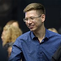 Yaïr Netanyahu assistant à un événement après la publication des premiers résultats des élections législatives israéliennes, au siège du parti Likud, à Tel Aviv, le 18 septembre 2019. (Crédit : Gili Yaari/Flash90)