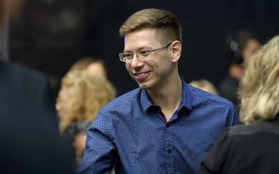 Yaïr Netanyahu assistant à un événement après la publication des premiers résultats des élections législatives israéliennes, au siège du parti Likud, à Tel Aviv, le 18 septembre 2019. (Crédit : Gili Yaari/Flash90)