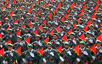 Des soldats des Gardes de la Révolution iranienne défilent lors d'une parade militaire célébrant le 36ème anniversaire de l'invasion de 1980 de l'Iran par l'Irak, devant le sanctuaire de l'Ayatollah Khomeini, autour de Téhéran, en Iran, le 21 septembre 2016. 
(AP Photo/Ebrahim Noroozi, File)
