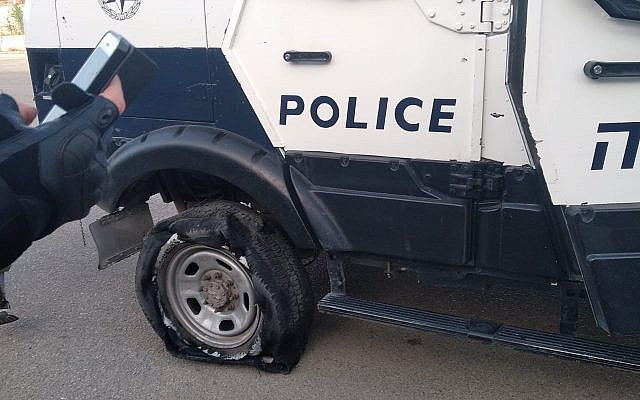 Un véhicule de la police israélienne après que ses pneus auraient été crevés par des habitants d'implantations à proximité d'Yitzhar dans le nord de la Cisjordanie, le 25 mai 2019. (Police israélienne) Un véhicule de la police israélienne après que ses pneus auraient été crevés par des habitants d'implantations à proximité d'Yitzhar dans le nord de la Cisjordanie, le 25 mai 2019. (Police israélienne)