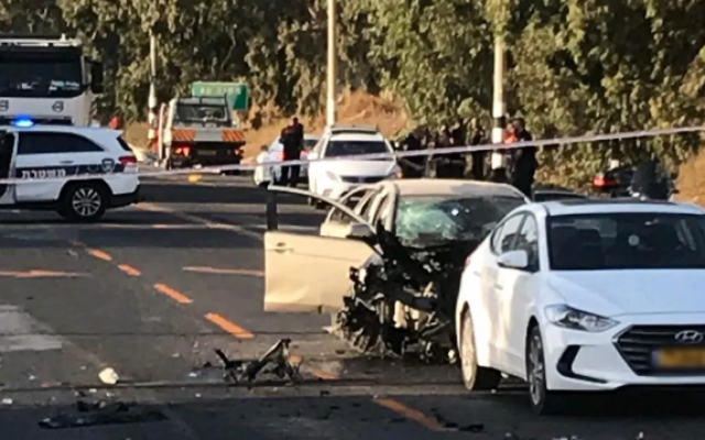 Les conséquences de l'explosion d'une voiture qui a blessé une femme et ses deux jeunes enfants sur la route 65 près de Par des Hannah, el 13 octobre 2019. (Magen David Adom) Les conséquences de l'explosion d'une voiture qui a blessé une femme et ses deux jeunes enfants sur la route 65 près de Par des Hannah, el 13 octobre 2019. (Magen David Adom)