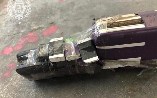 Des téléphones portables ont été retrouvés cachés dans le garde-boue d'un camion de livraison à la prison Ketziot, le 24 octobre 2019. (Administration pénitentiaire israélienne) Des téléphones portables ont été retrouvés cachés dans le garde-boue d'un camion de livraison à la prison Ketziot, le 24 octobre 2019. (Administration pénitentiaire israélienne)