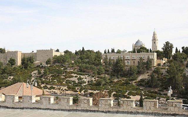 Une vue du Mont Sion depuis la place du moulin à vent de Mishkenot Sha’ananim. (Shmuel Bar-Am)