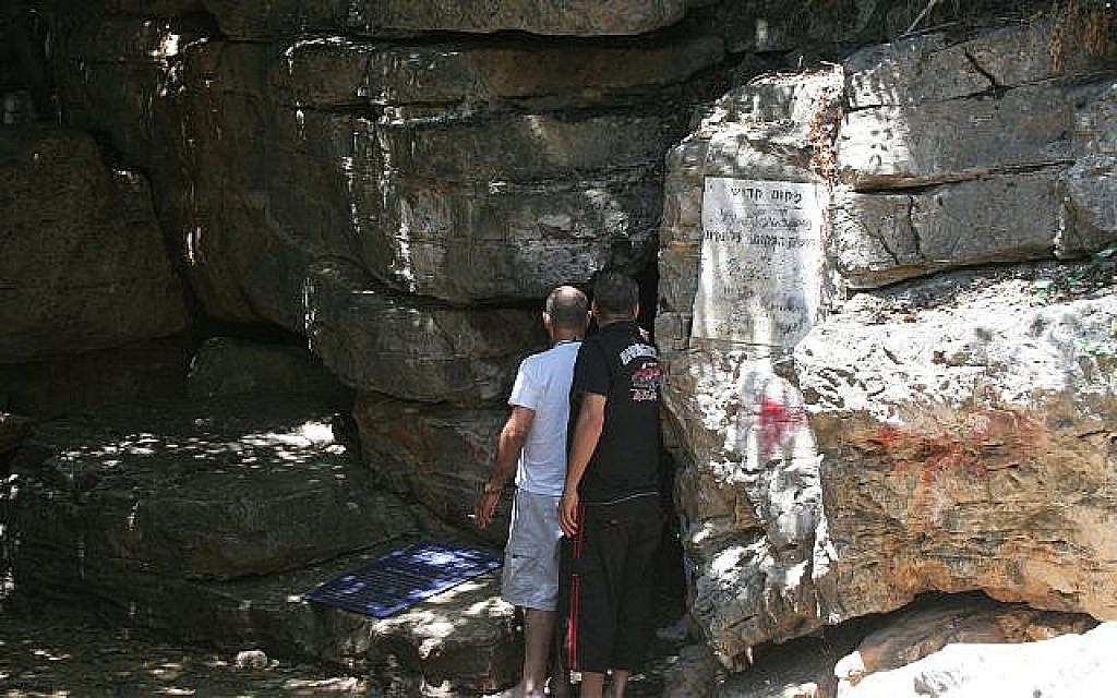 Une cave à proximité de la ville de Pekiin dans le nord d'Israël où le rabbin Simon Bar Yochai se serait caché des romains pendant 13 ans. (Crédit : Shmuel Bar-Am)