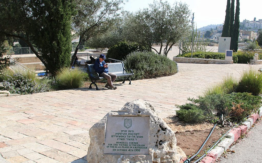Promenade sur la place du moulin à vent dan le quartier historique de Mishkenot Sha’ananim à Jérusalem. (Shmuel Bar-Am)