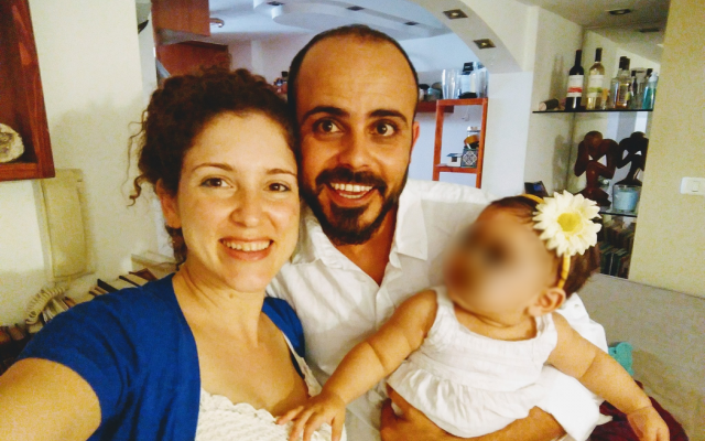 Michal Sela, son mari Eliran Malul et leur bébé, sur une photo mise en ligne le 30 septembre 2019. (Facebook) Michal Sela, son mari Eliran Malul et leur bébé, sur une photo mise en ligne le 30 septembre 2019. (Facebook)
