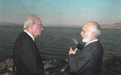 Le Premier ministre israélien Yitzhak Rabin, (à gauche), et le roi Hussein de Jordanie peu après la signature du Traité de paix israélo-jordanien en 1994. (Yaakov Saar/ GPO)