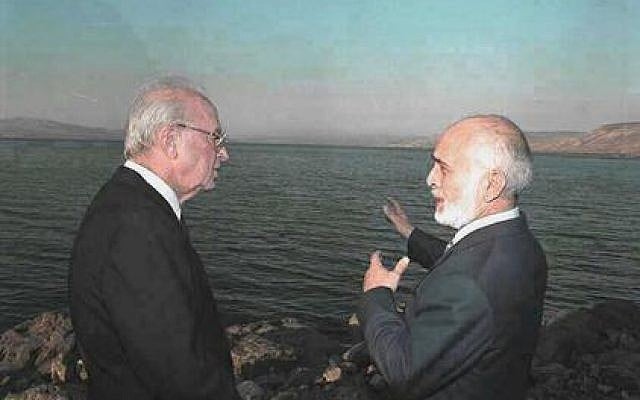 Le Premier ministre israélien Yitzhak Rabin, (à gauche), et le roi Hussein de Jordanie peu après la signature du Traité de paix israélo-jordanien en 1994. (Yaakov Saar/ GPO)