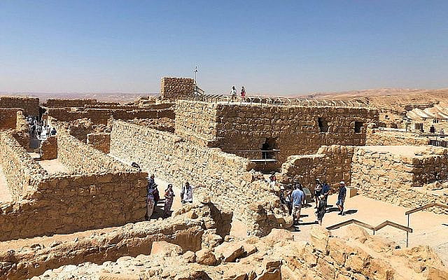 Des touristes, à Massada, le 11 juillet 2019. (Crédit : Amanda Borschel-Dan/Times of Israel)