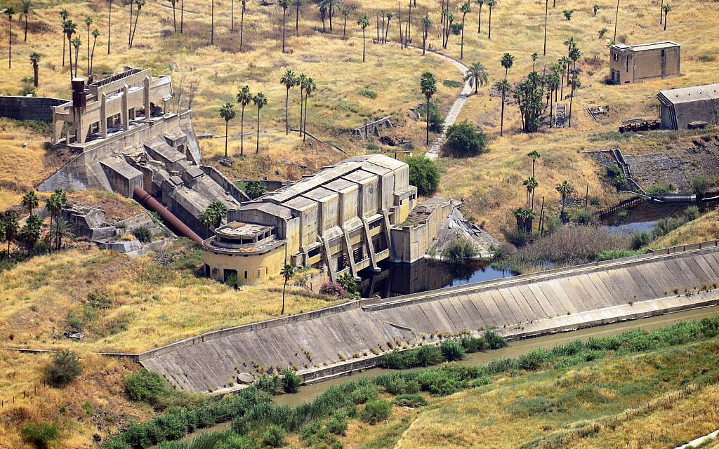Les ruines de la centrale hydroélectrique construite par l'ingénieur Pinhas Rutenberg à Naharayim (Crédit : Avram Graicer/Domaine public)