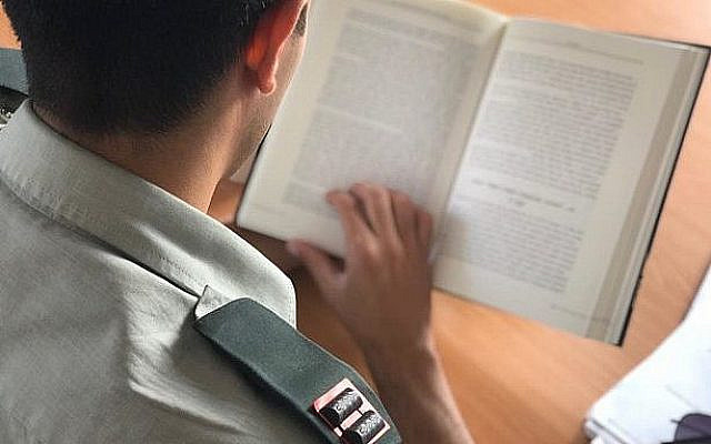 Photo d'illustration montrant un officier en train de lire, diffusée le 16 octobre 2019 (Crédit : Armée israélienne) Photo d'illustration montrant un officier en train de lire, diffusée le 16 octobre 2019 (Crédit : Armée israélienne)