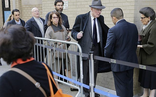 Des personnels de sécurité fouillent les sacs et les vêtements des fidèles venus assister à un service interconfessionnel à la synagogue de Park East à New York, le 31 octobre 2018 (Crédit :/Seth Wenig) Des personnels de sécurité fouillent les sacs et les vêtements des fidèles venus assister à un service interconfessionnel à la synagogue de Park East à New York, le 31 octobre 2018 (Crédit :/Seth Wenig)