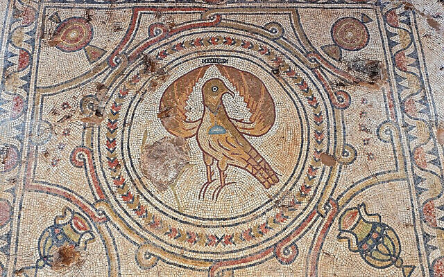 L'Aigle, symbole de l'Empire byzantin, découvert dans une église de l'époque byzantine à Ramat Beit Shemesh, octobre 2019. (Asaf Peretz, Autorité israélienne des Antiquités)