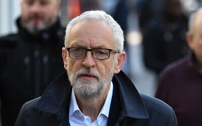 Jeremy Corbyn quitte sa résidence dans le nord de Londres, le 28 octobre 2019. (Crédit : DANIEL LEAL-OLIVAS / AFP)