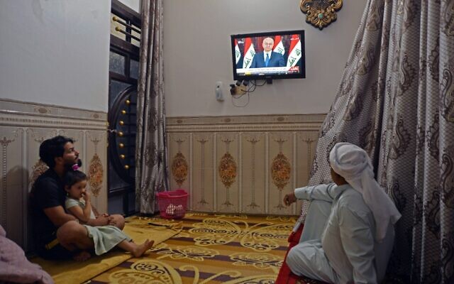 Des Irakiens écoutent un discours télévisé du président Barham Saleh à Najaf, le 31 octobre 2019. (Crédit : Haidar HAMDANI / AFP) Des Irakiens écoutent un discours télévisé du président Barham Saleh à Najaf, le 31 octobre 2019. (Crédit : Haidar HAMDANI / AFP)