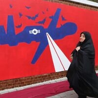 Une Iranienne passe devant une peinture murale peinte sur les murs de l'ancienne ambassade américaine dans la capitale de Téhéran, le 2 novembre 2019. (Photo par ATTA KENARE / AFP) Une Iranienne passe devant une peinture murale peinte sur les murs de l'ancienne ambassade américaine dans la capitale de Téhéran, le 2 novembre 2019. (Photo par ATTA KENARE / AFP)