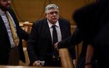 L'ancien député et chef du parti Aube dorée, Nikolaos Michaloliakos, témoigne devant un tribunal d'appel, le 6 novembre 2019, dans le cadre d'un procès phare sur un homicide ayant impliqué Aube dorée. (Photo par Aris MESSINIS / AFP)