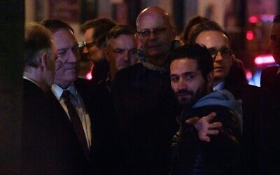 Le secrétaire d'Etat américain Mike Pompeo (2ème à gauche) parle avec Izzet Cagan (deuxième à droite), propriétaire du magasin Doner kebab, où une personne est morte à Halle, dans l'est de l'Allemagne, le 7 novembre 2019. Ils pour commémorent les victimes d'une tentative de tuerie de masse à la synagogue de la ville, le 9 octobre 2019. (Photo par John MACDOUGALL / AFP)
