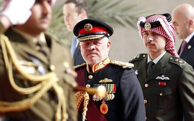Le roi de Jordanie Abdallah II et le prince héritier Hussein (à droite) arrivent pour la session parlementaire d'ouverture dans la capitale Amman le 10 novembre 2019. (Khalil Mazraawi/AFP) Le roi de Jordanie Abdallah II et le prince héritier Hussein (à droite) arrivent pour la session parlementaire d'ouverture dans la capitale Amman le 10 novembre 2019. (Khalil Mazraawi/AFP)