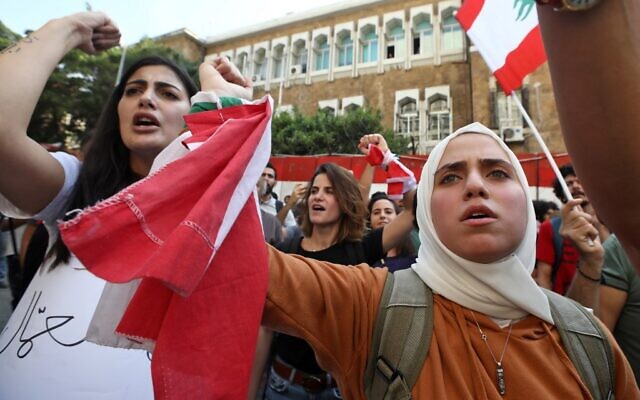 26e jour de protestation anti-government à Beyrouth, le 11 novembre 2019. (Crédit : ANWAR AMRO / AFP) 26e jour de protestation anti-government à Beyrouth, le 11 novembre 2019. (Crédit : ANWAR AMRO / AFP)