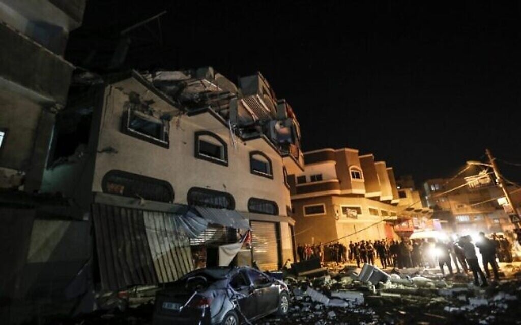 Des Palestiniens devant les ruines de la maison du chef du Jihad islamique Baha Abu Al-Ata après une frappe israélienne, le 12 novembre 2019. (Crédit : MAHMUD HAMS / AFP)