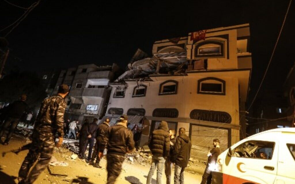 Des Palestiniens devant les ruines de la maison du chef du Jihad islamique Baha Abu Al-Ata après une frappe israélienne, le 12 novembre 2019. (Crédit : MAHMUD HAMS / AFP)