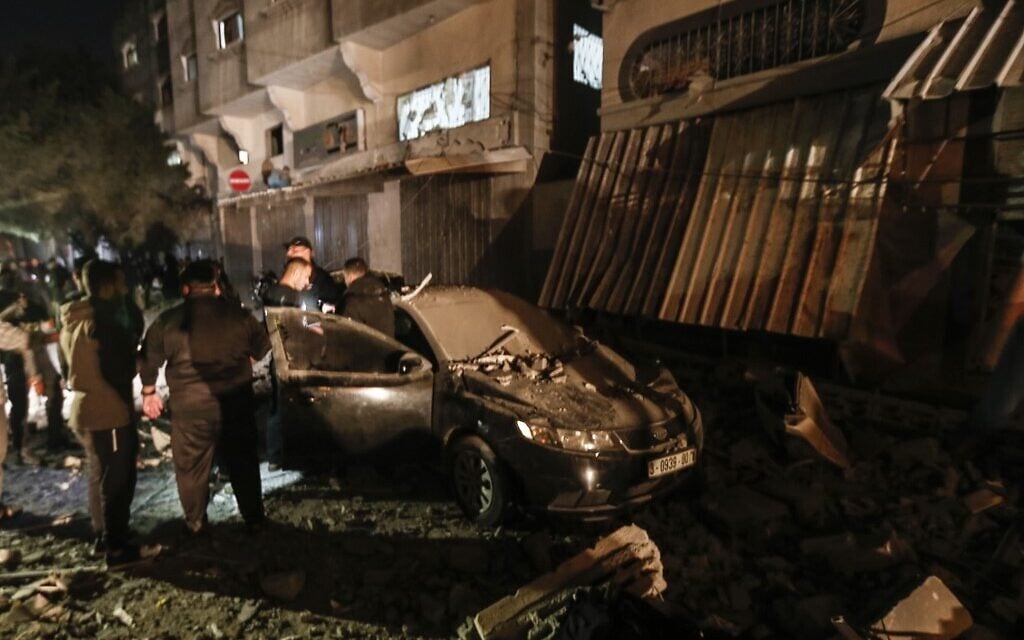 Des Palestiniens devant les ruines de la maison du chef du Jihad islamique Baha Abu Al-Ata après une frappe israélienne, le 12 novembre 2019. (Crédit : MAHMUD HAMS / AFP)