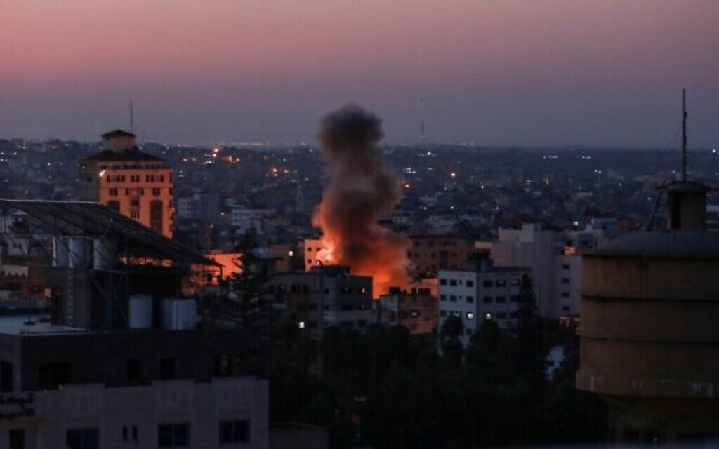 Des colonnes de fumée après une attaque israélienne à Gaza, le 12 novembre 2019. (Crédit : BASHAR TALEB/AFP)