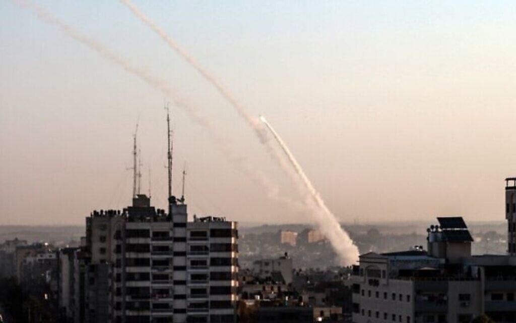 Des roquettes palestiniennes tirées depuis la bande de Gaza, le 12 novembre 2019. (Crédit : BASHAR TALEB/ AFP)