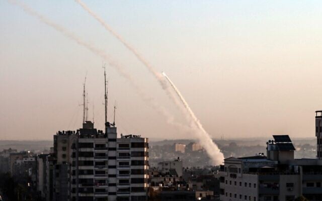 Des roquettes palestiniennes tirées depuis la bande de Gaza, le 12 novembre 2019. (Crédit : BASHAR TALEB/ AFP)